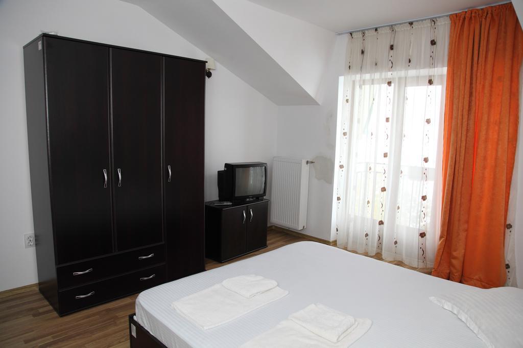 Hotel Rodiv Găeşti Exterior foto